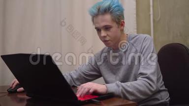 玩家玩网络游戏，赢球，微笑，游戏笔记本电脑，男人蓝发